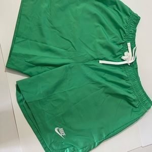 Nike Sportswear Essentials Shorts for men, medium size color green.